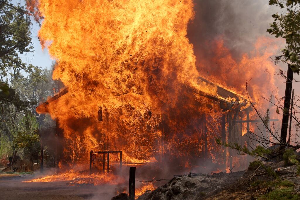El fuego consume una casa en el estado de California en EEUU