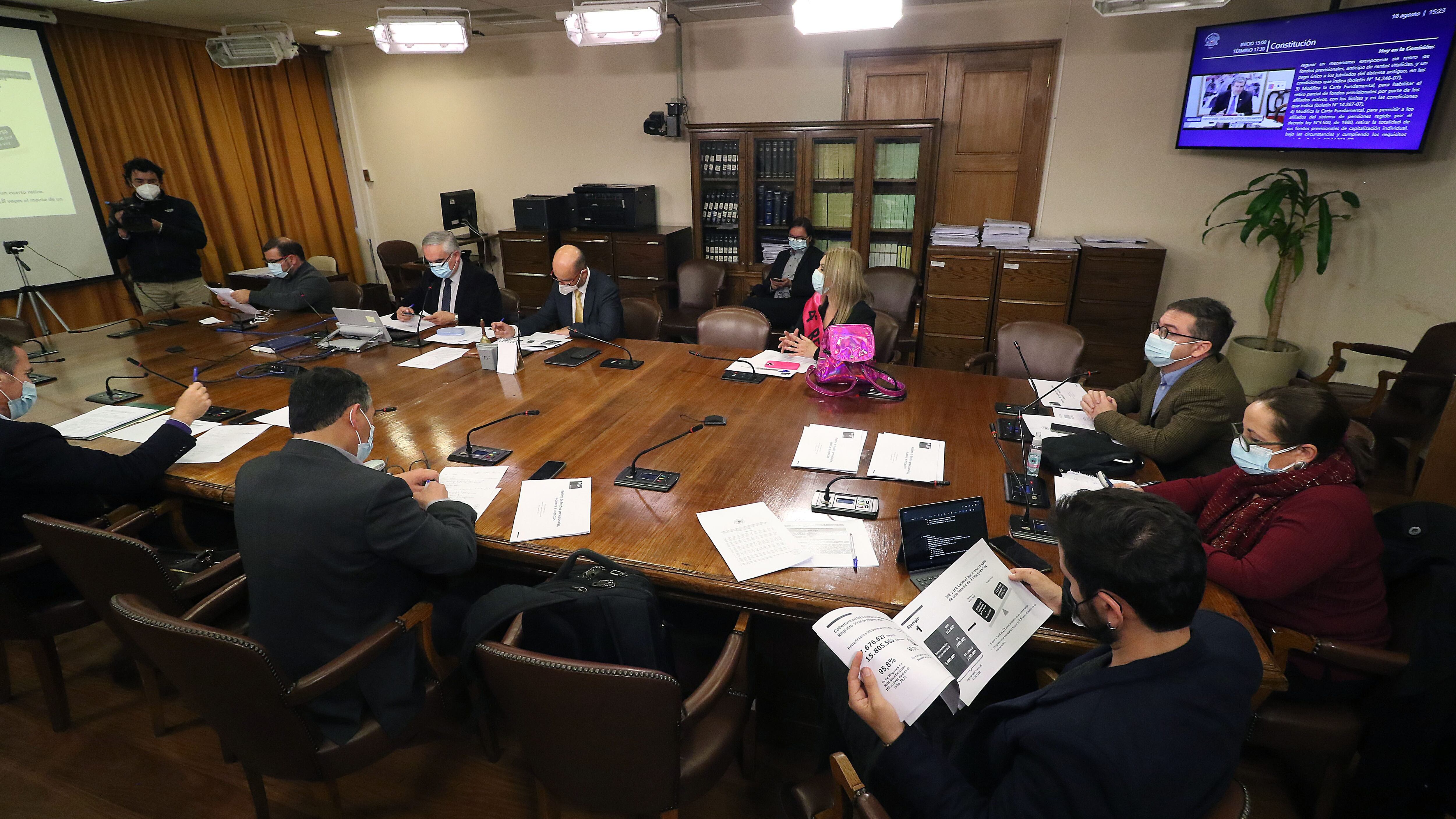 Cuarto retiro: "voto clave" marcaría votación de comisión de Constitución