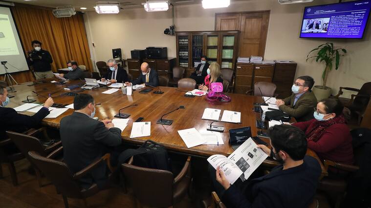 Cuarto retiro: "voto clave" marcaría votación de comisión de Constitución