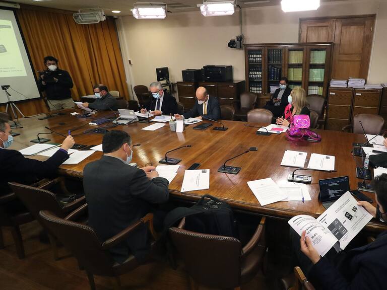 Cuarto retiro: "voto clave" marcaría votación de comisión de Constitución