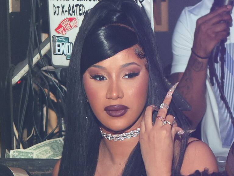 Cardi B subió por error una foto en topless a Instagram y sus fans crearon curiosa tendencia