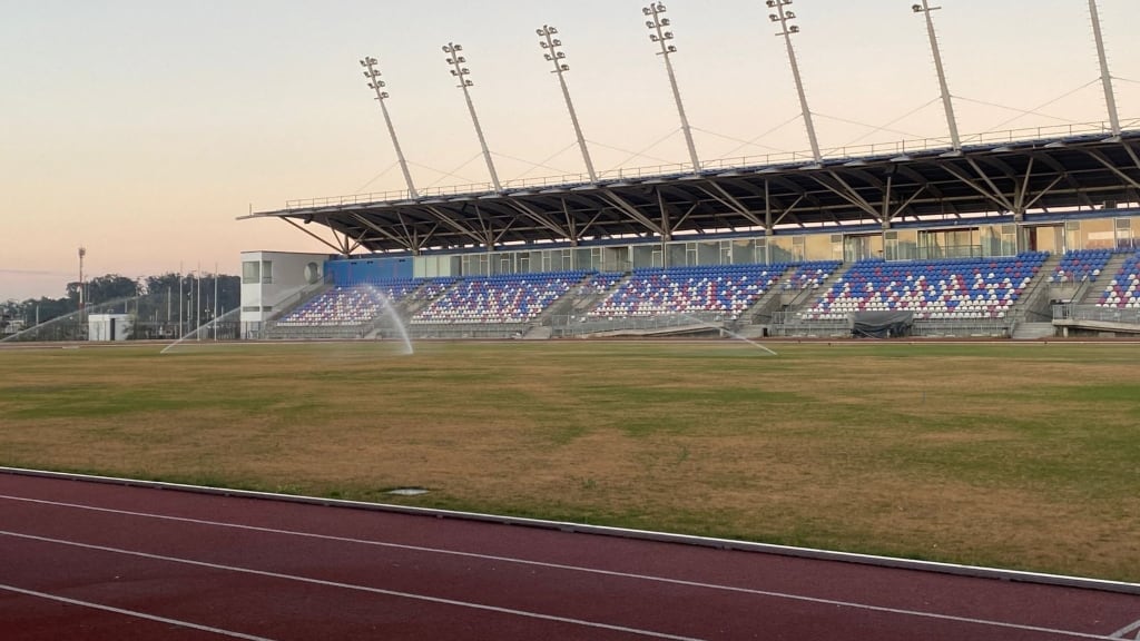 En San Antonio acusan abandono del estadio: "Nadie cuida el riego, llevamos dos años con la pista literalmente cagada"