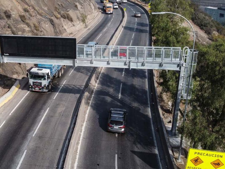 Obligados a pagar TAG para ingresar a sus hogares: vecinos de Huechuraba protestan contra pórtico en La Pirámide