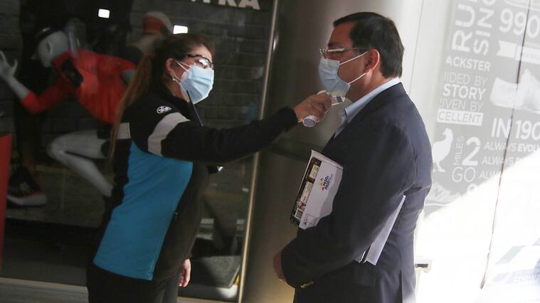 04 de Agosto de 2020/SANTIAGOAutoridades realizaron fiscalización a medidas de cuidado y distanciamiento social para prevenir contagio de coronavirus en la apertura gradual del Mall Sports de Las Condes. En la imagen una paramédico toma la temperatura al Intendente Felipe Guevara
FOTO: FRANCISCO CASTILLO/AGENCIAUNO