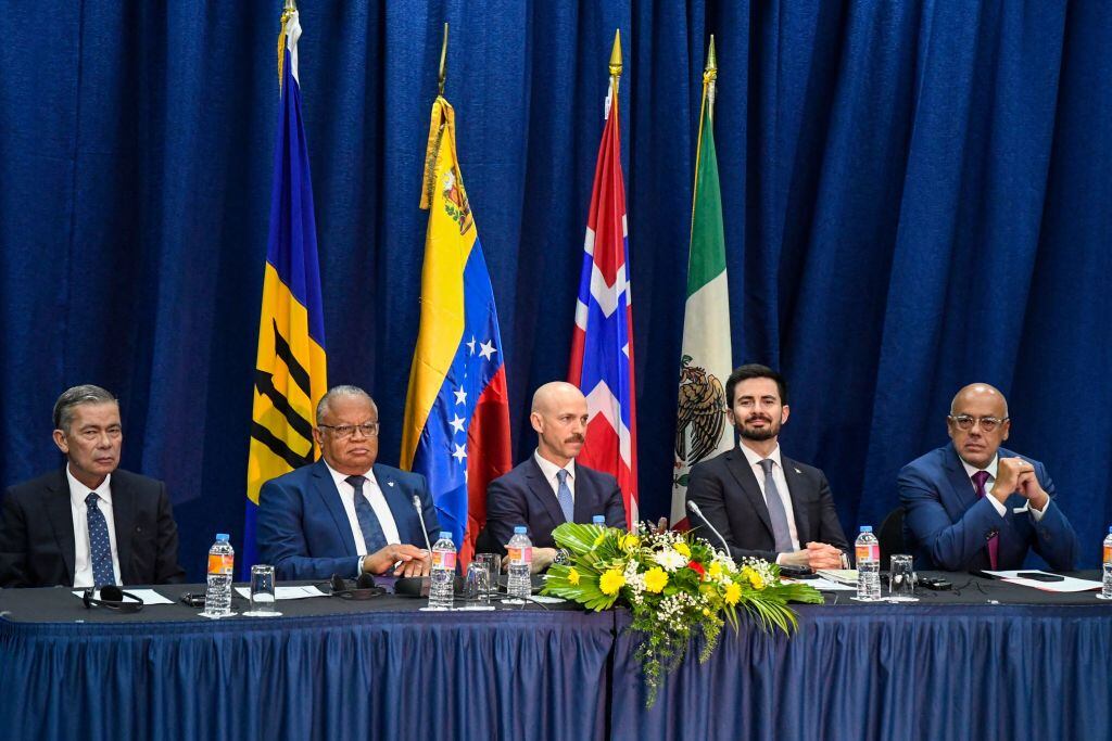 El gobierno y la oposición de Venezuela firman el acuerdo en Barbados
