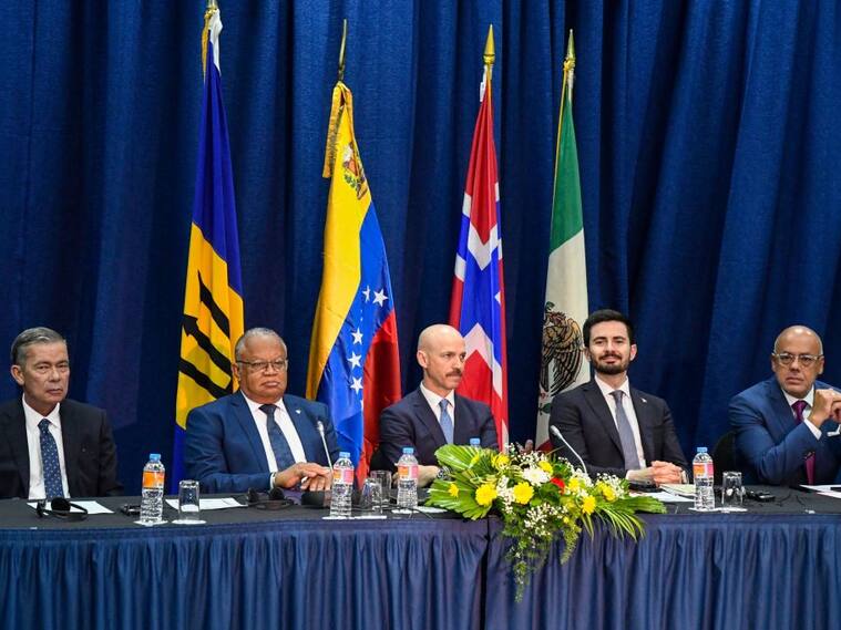 El gobierno y la oposición de Venezuela firman el acuerdo en Barbados