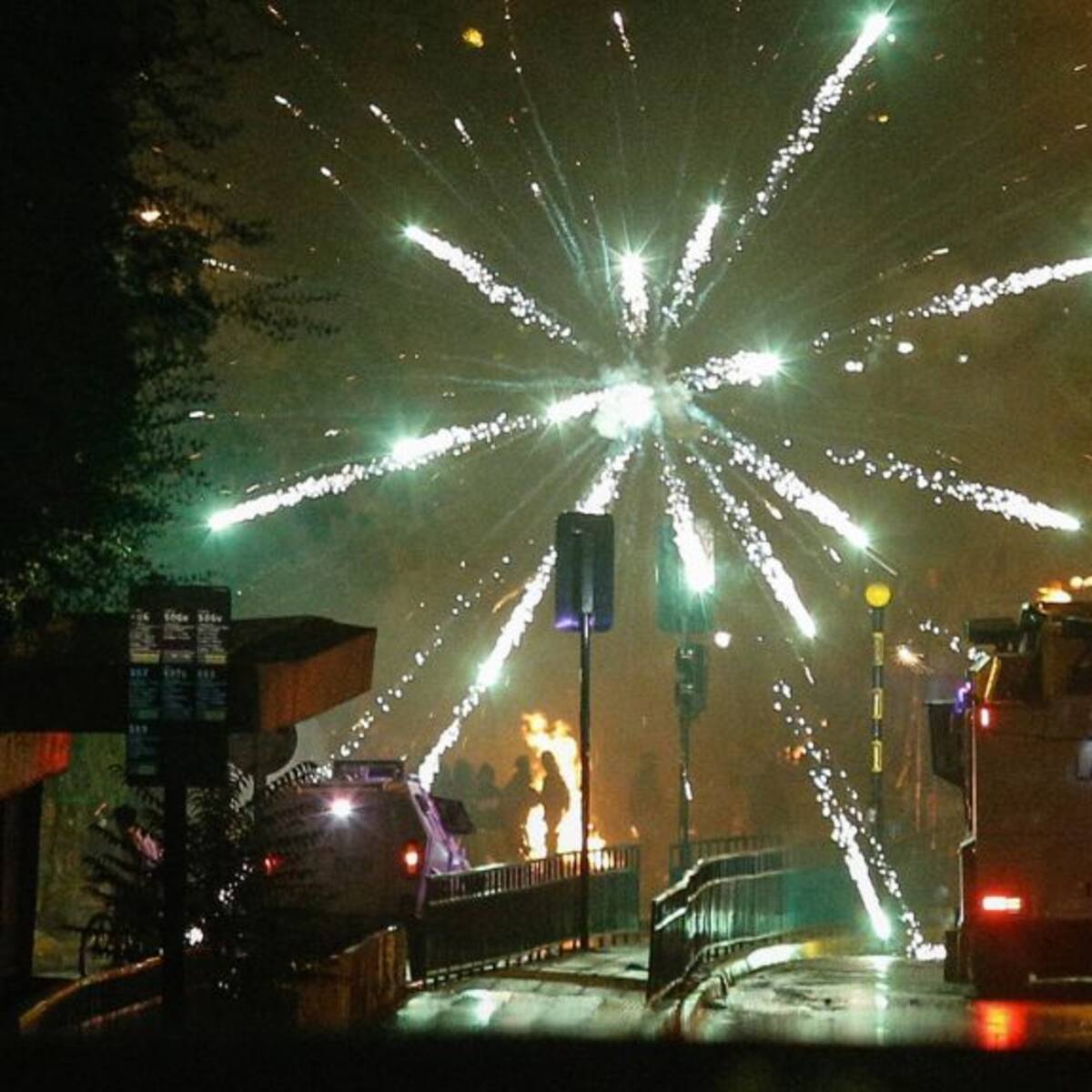 Día del Joven Combatiente: noche de disturbios deja un carabinero y un joven baleados, además de tres buses incendiados