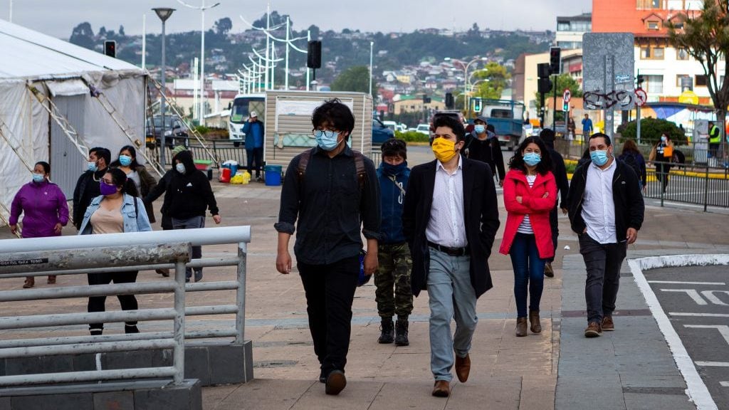 07 de Diciembre de 2020 / PUERTO MONTTVarias personas con mascarilla caminan por la costanera de la ciudad en el primer día de fase 2 en el plan paso a paso
FOTO: FELIPE CONSTANZO / AGENCIAUNO