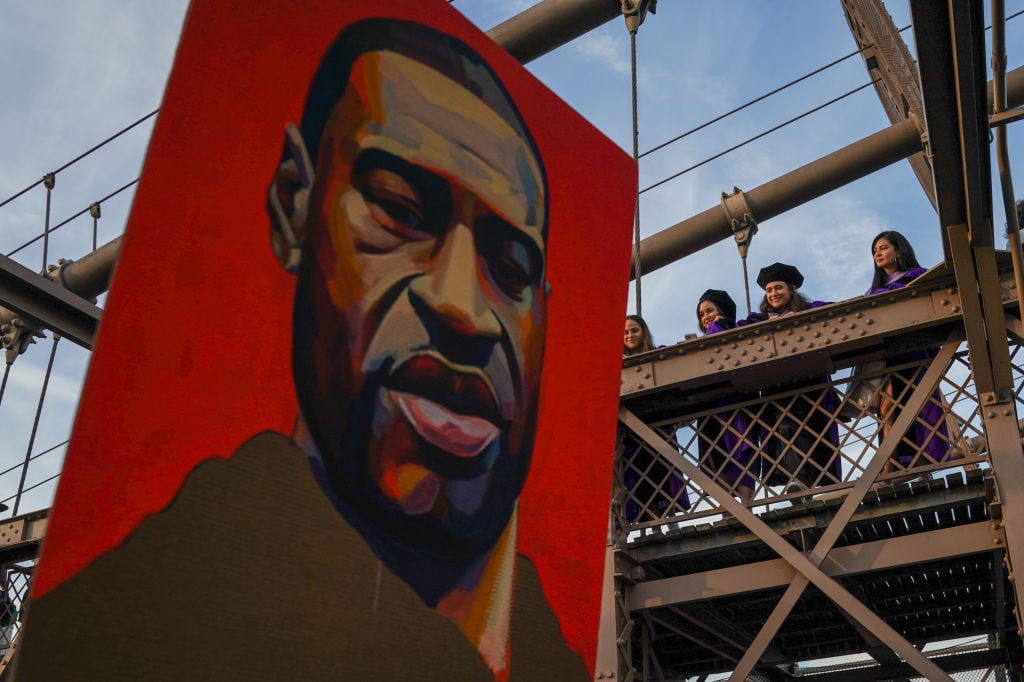 Lienzo en homenaje a George Floyd durante el juicio sobre su asesinato