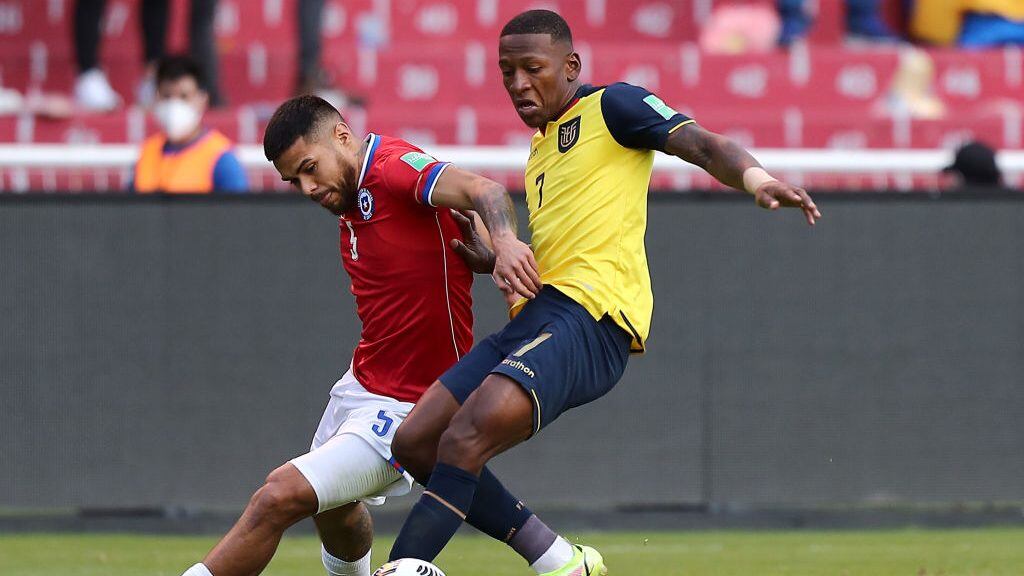 Chile no aprovechó jugar con un jugador más pero sumó en Ecuador tras 24 años