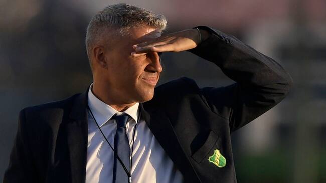 Argentina's Defensa y Justicia coach Hernan Crespo gestures during the Copa Sudamericana quarterfinal football match against Brazil's Bahia, at the Norberto Tito Tomaghello stadium in Buenos Aires, on December 16, 2020. (Photo by Juan Mabromata / POOL / AFP) (Photo by JUAN MABROMATA/POOL/AFP via Getty Images)