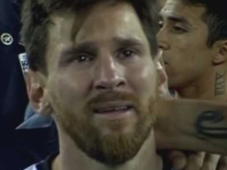 La imagen de Messi llorando tras la derrota ante Chile que da vuelta al mundo