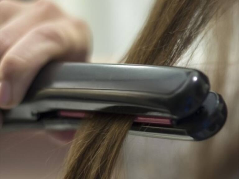 Joven de 17 años murió electrocutada al enchufar su plancha para el pelo