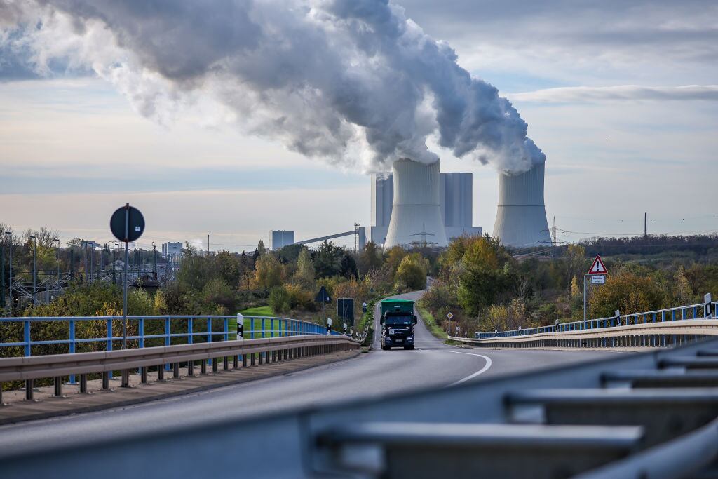 Planta de energía en Lippendorf de Alemania emitiendo CO2