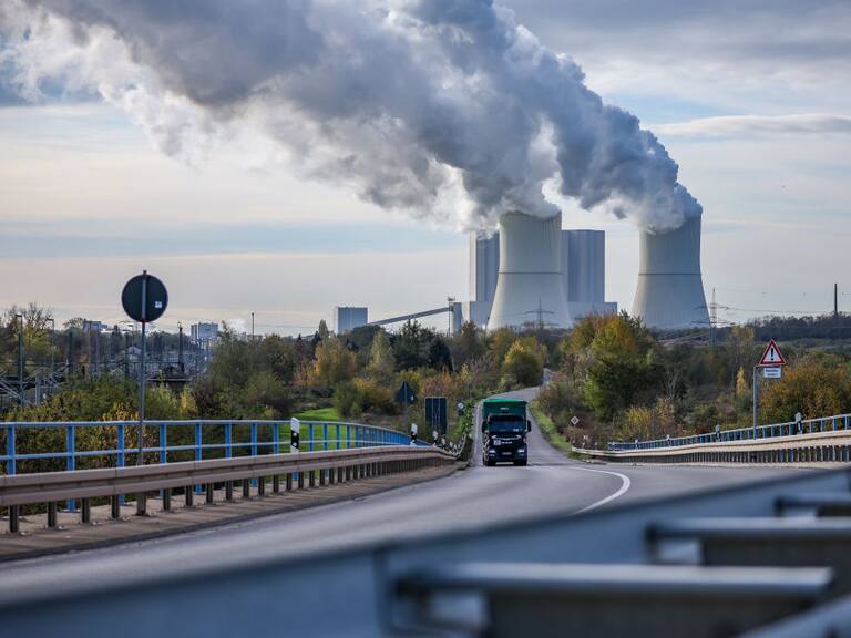 Planta de energía en Lippendorf de Alemania emitiendo CO2