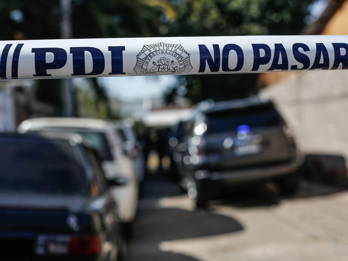 Violento robo a la salida de un banco en San Miguel: detective quedó sobre capó de auto y baleó a tres delincuentes