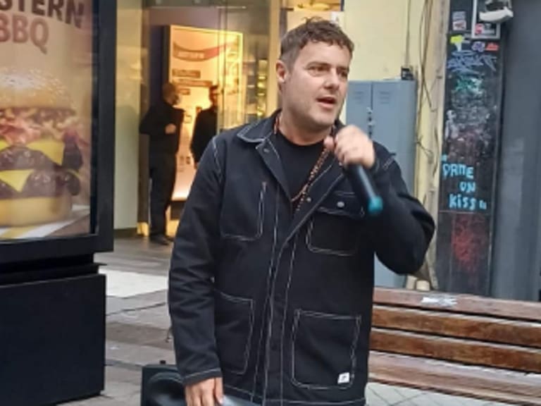 ¡Cantando en la calle! Paolo Meneguzzi impactó a sus fanáticos con irreconocible aparición en el Paseo Ahumada
