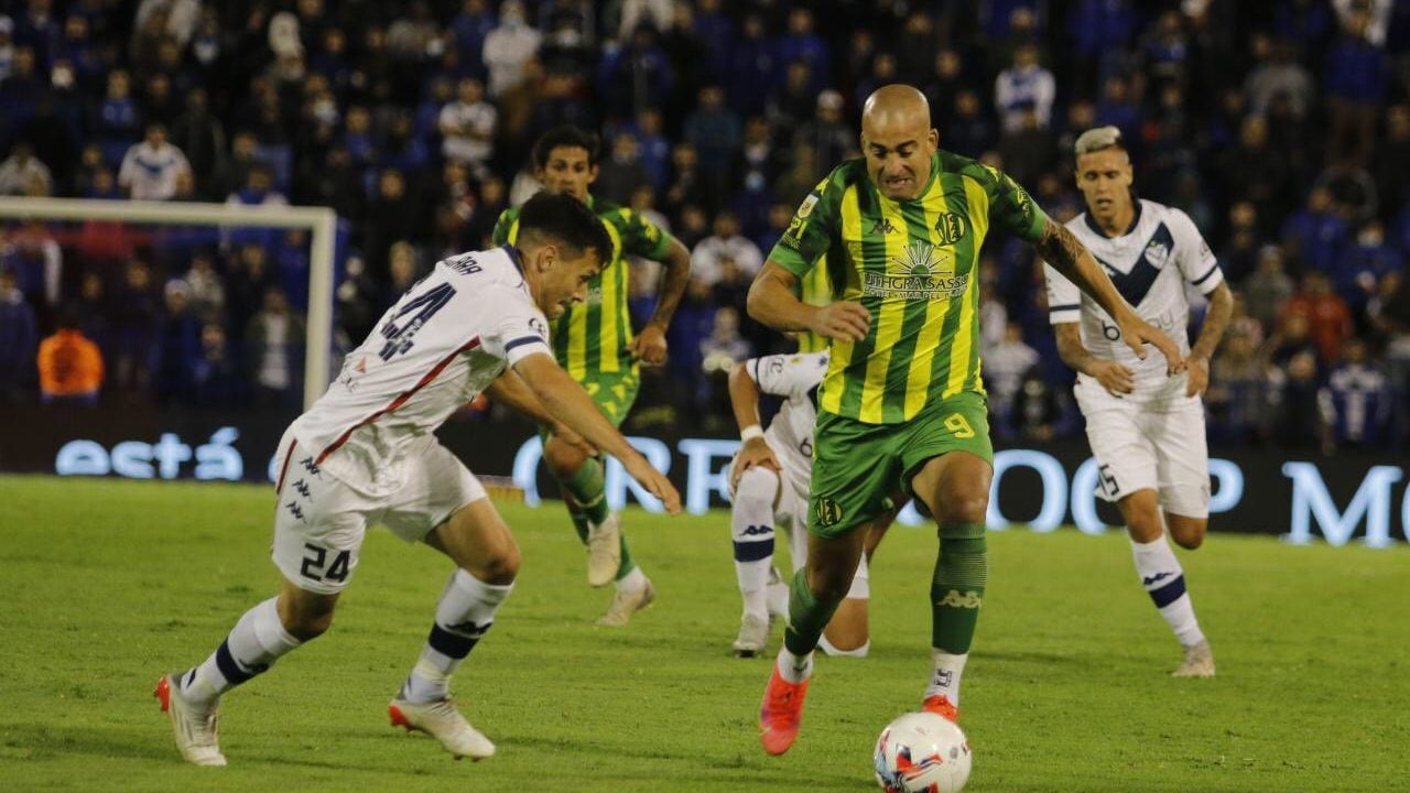 Santiago Silva volvió a jugar en el fútbol argentino tras suspensión