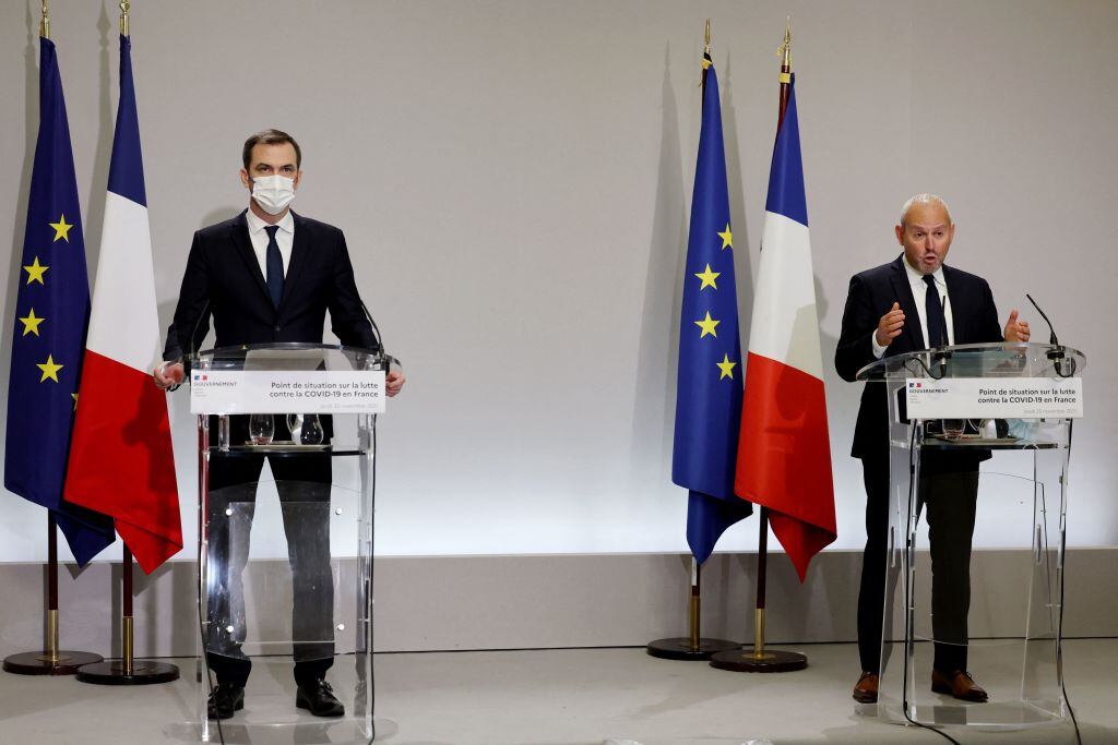 El ministro de salud francés Olivier Véran y el director de salud Jerome Salomon