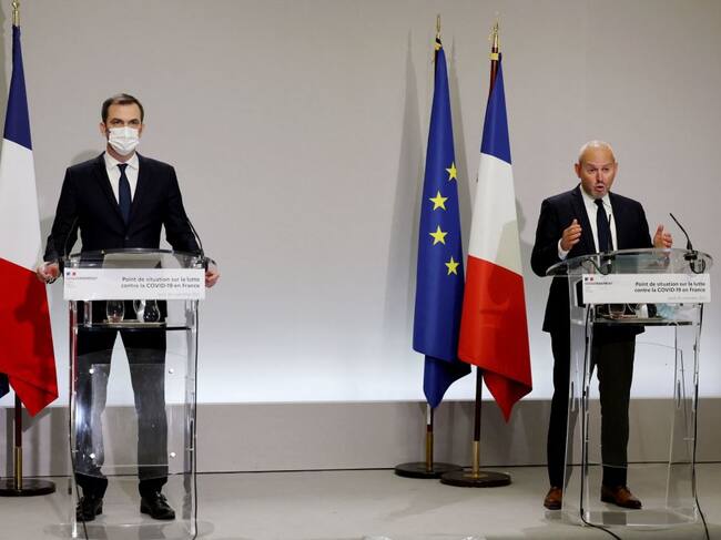 El ministro de salud francés Olivier Véran y el director de salud Jerome Salomon