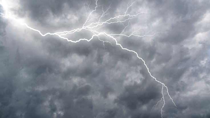 Lluvia y tormentas eléctricas en Santiago este fin de semana: ¿Cuándo empiezan y cuántos milímetros podrían caer?