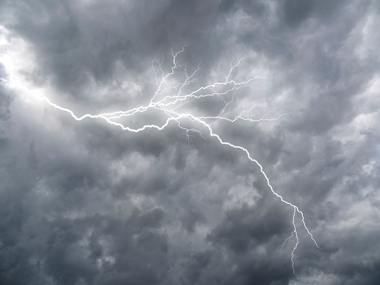 Lluvia y tormentas eléctricas en Santiago este fin de semana: ¿Cuándo empiezan y cuántos milímetros podrían caer?