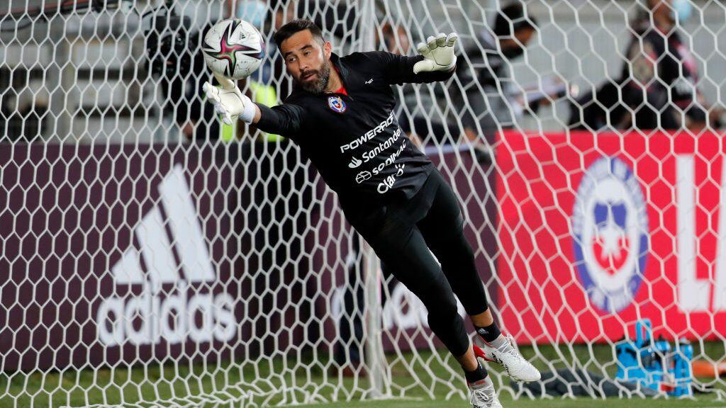 Adherenciolisis: la lesión que marginó a Claudio Bravo de la Roja