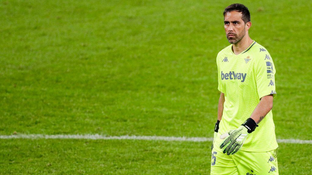 BILBAO, SPAIN - NOVEMBER 23: Claudio Bravo of Real Betis during the La Liga Santander match between Athletic de Bilbao v Real Betis Sevilla at the Estadio San Mames on November 23, 2020 in Bilbao Spain (Photo by David S. Bustamante/Soccrates/Getty Images)