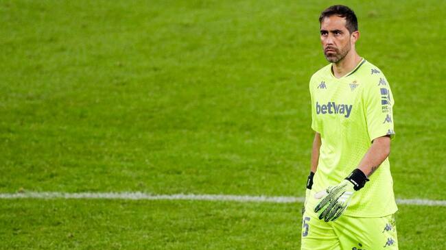 BILBAO, SPAIN - NOVEMBER 23: Claudio Bravo of Real Betis during the La Liga Santander match between Athletic de Bilbao v Real Betis Sevilla at the Estadio San Mames on November 23, 2020 in Bilbao Spain (Photo by David S. Bustamante/Soccrates/Getty Images)