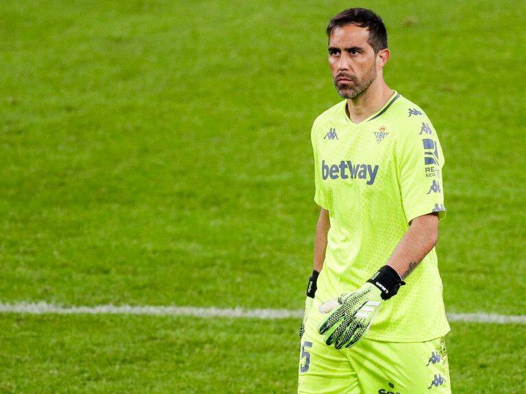 BILBAO, SPAIN - NOVEMBER 23: Claudio Bravo of Real Betis during the La Liga Santander match between Athletic de Bilbao v Real Betis Sevilla at the Estadio San Mames on November 23, 2020 in Bilbao Spain (Photo by David S. Bustamante/Soccrates/Getty Images)