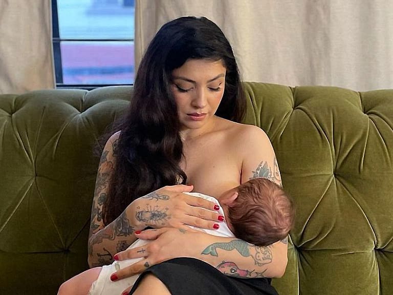 Mon Laferte sorprende a sus fans y muestra por primera vez el rostro de su hijo
