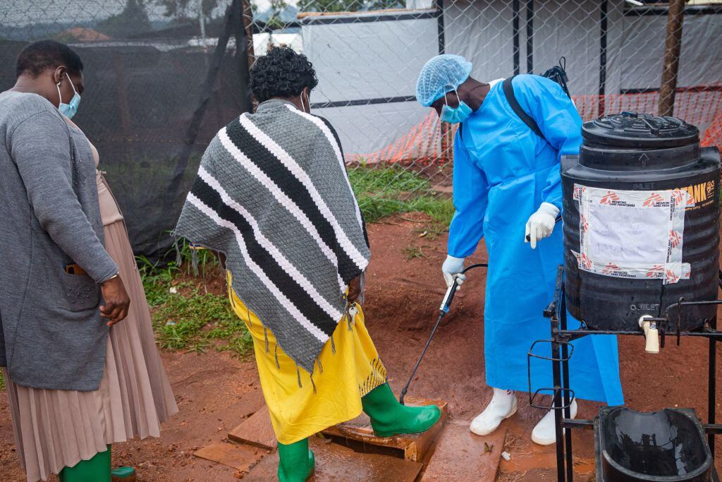 Personas son desinfectadas en Mubende de Uganda