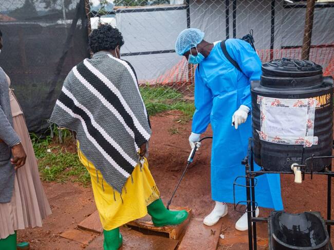 Personas son desinfectadas en Mubende de Uganda