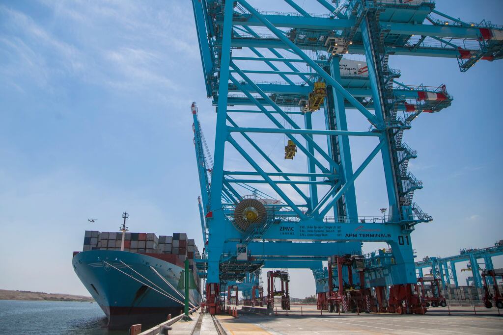 Un barco llega al puerto de Michoacán en México
