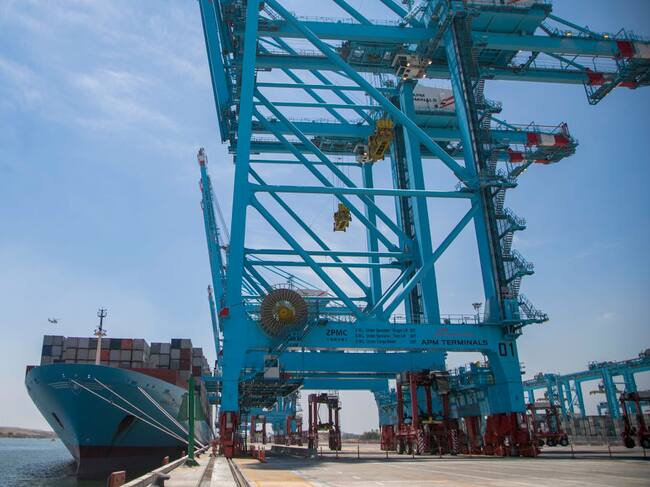 Un barco llega al puerto de Michoacán en México