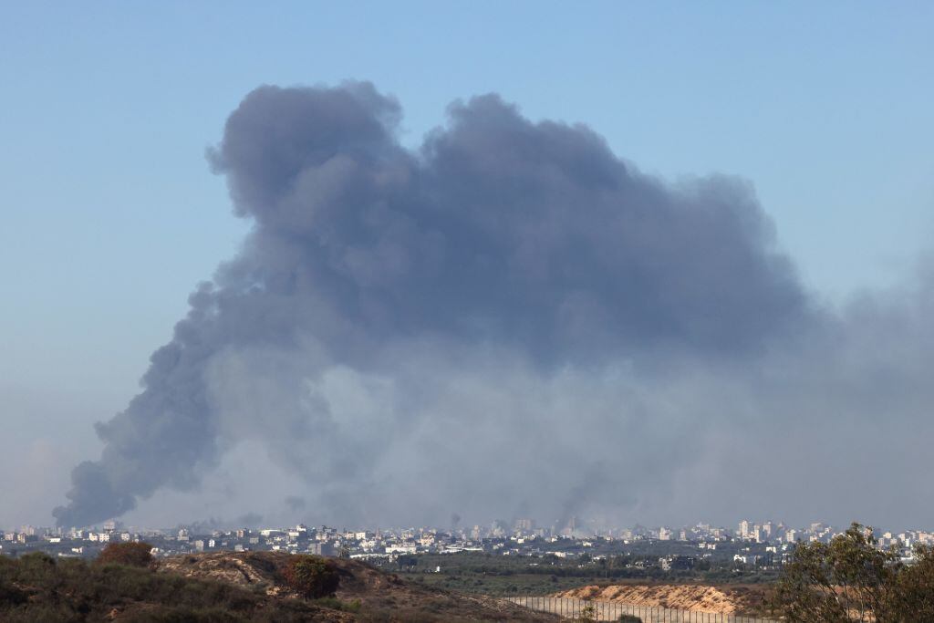 El humo se levanta sobre la Franja de Gaza por los bombardeos de Israel