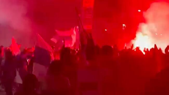 Hinchas de la UC realizan banderazo en la previa del Clásico Universitario