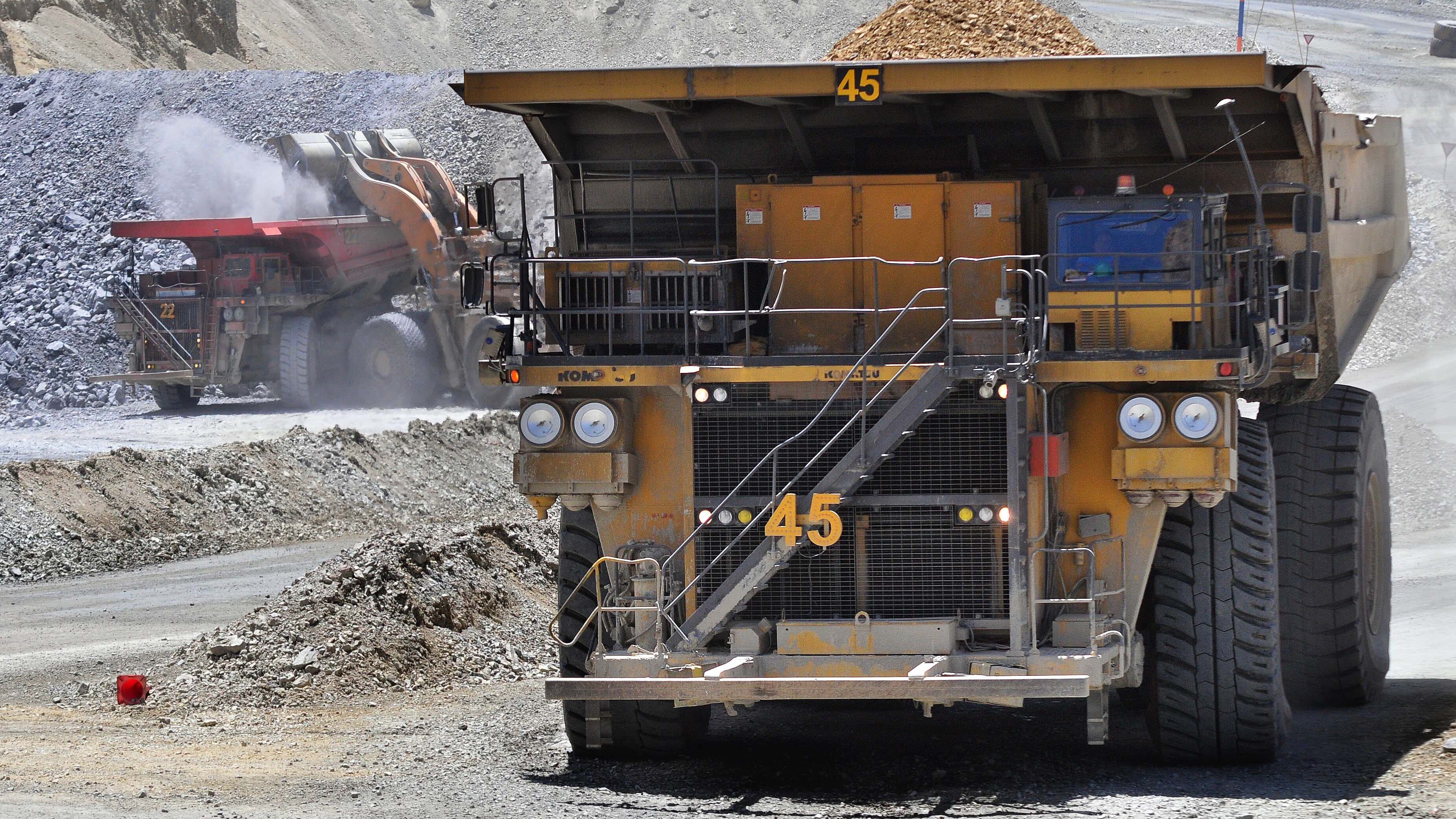 28 de Diciembre de 2011/SANTIAGOLos Bronces es una mina de cobre y molibdeno del grupo Anglo American, que se explota a rajo abierto. El mineral que se extrae es molido y transportado por un mineroducto de 56 kilómetros a la planta de flotación Las Tórtolas, en la que se produce cobre y molibdeno contenido en concentrados. Además, en la mina se produce cobre en cátodos.Se encuentra ubicada en la Región Metropolitana, a 65 kilómetros de Santiago y a 3.500 metros sobre el nivel del mar.
FOTO:ARIEL MARINKOVIC/AGENCIAUNO