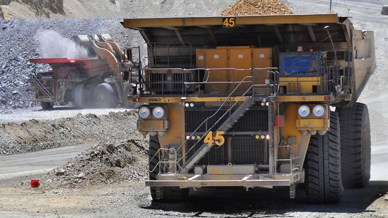 28 de Diciembre de 2011/SANTIAGOLos Bronces es una mina de cobre y molibdeno del grupo Anglo American, que se explota a rajo abierto. El mineral que se extrae es molido y transportado por un mineroducto de 56 kilómetros a la planta de flotación Las Tórtolas, en la que se produce cobre y molibdeno contenido en concentrados. Además, en la mina se produce cobre en cátodos.Se encuentra ubicada en la Región Metropolitana, a 65 kilómetros de Santiago y a 3.500 metros sobre el nivel del mar.
FOTO:ARIEL MARINKOVIC/AGENCIAUNO