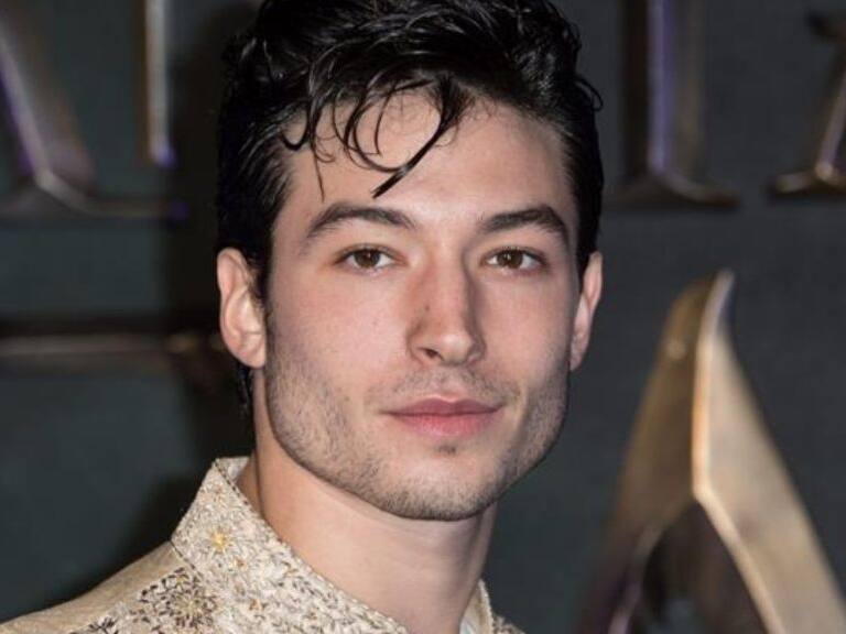 Ezra Miller como Salvador Dalí: su primera imagen en «Dalíland»