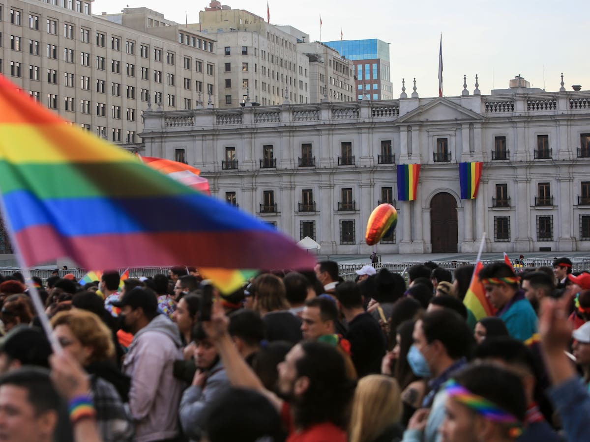 Multan con 5 UTM a Marcha del Orgullo por ruidos frente a La Moneda: Movilh denuncia irregularidades