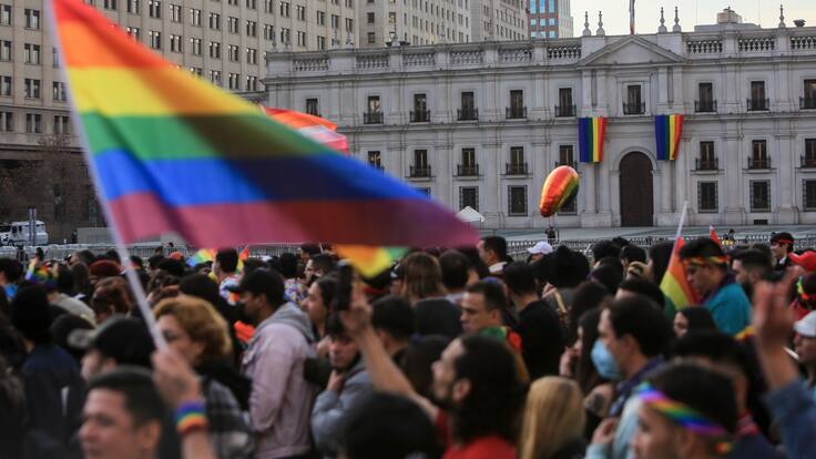Multan con 5 UTM a Marcha del Orgullo por ruidos frente a La Moneda: Movilh denuncia irregularidades