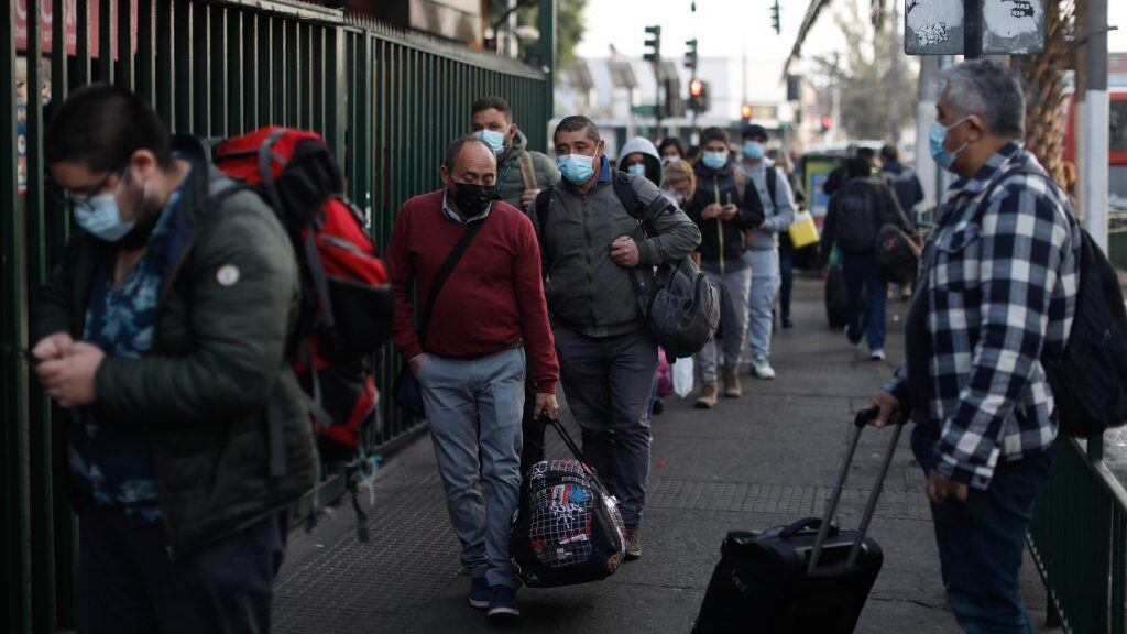 20 de Mayo de 2021 / SANTIAGO Unos turistas llegan hasta el terminal de buses Sur para viajar a diferentes destinos de nuestro país por el fin de semana largo.
FOTO:CRISTOBAL ESCOBAR/AGENCIAUNO