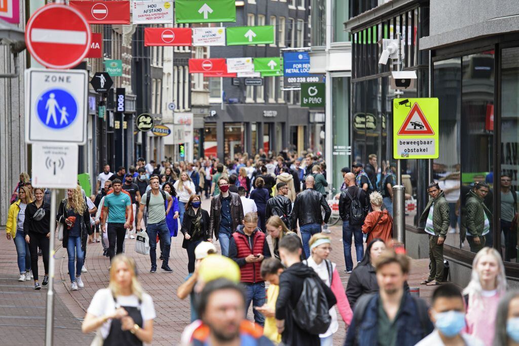 Turistas pasean por las calles de Amsterdam