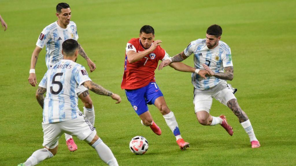 03 DE JUNIO DE 2021/SANTIAGO DEL ESTERO, ARGENTINA. Alexis Sanchez de Chile durante el partido valido para las Clasificatorias al Mundial de Qatar 2022, entre las selecciones nacionales de Argentina y Chile, partido disputado en el Estadio Unico de Santiago del Estero, Argentina. FOTO: GABRIEL SOTELO/AGENCIAUNO