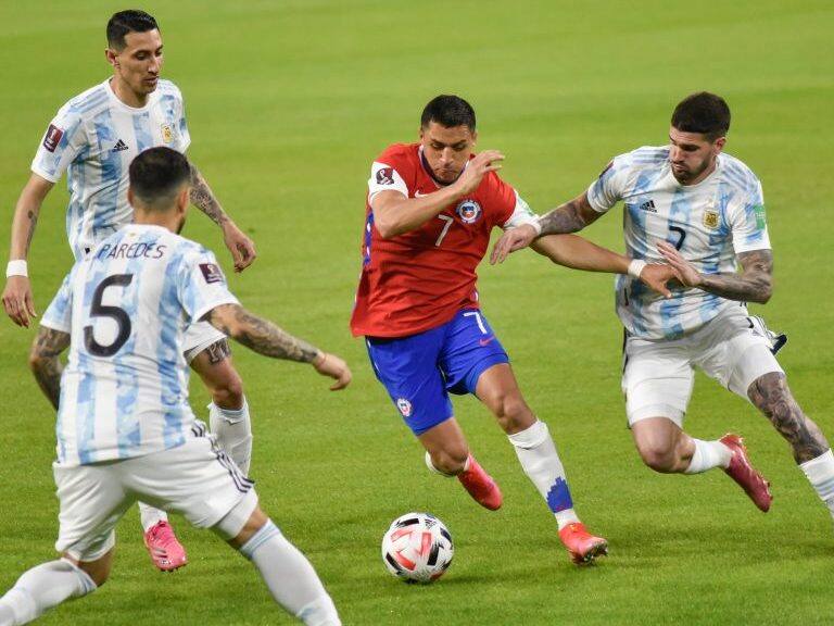 03 DE JUNIO DE 2021/SANTIAGO DEL ESTERO, ARGENTINA. Alexis Sanchez de Chile durante el partido valido para las Clasificatorias al Mundial de Qatar 2022, entre las selecciones nacionales de Argentina y Chile, partido disputado en el Estadio Unico de Santiago del Estero, Argentina. FOTO: GABRIEL SOTELO/AGENCIAUNO