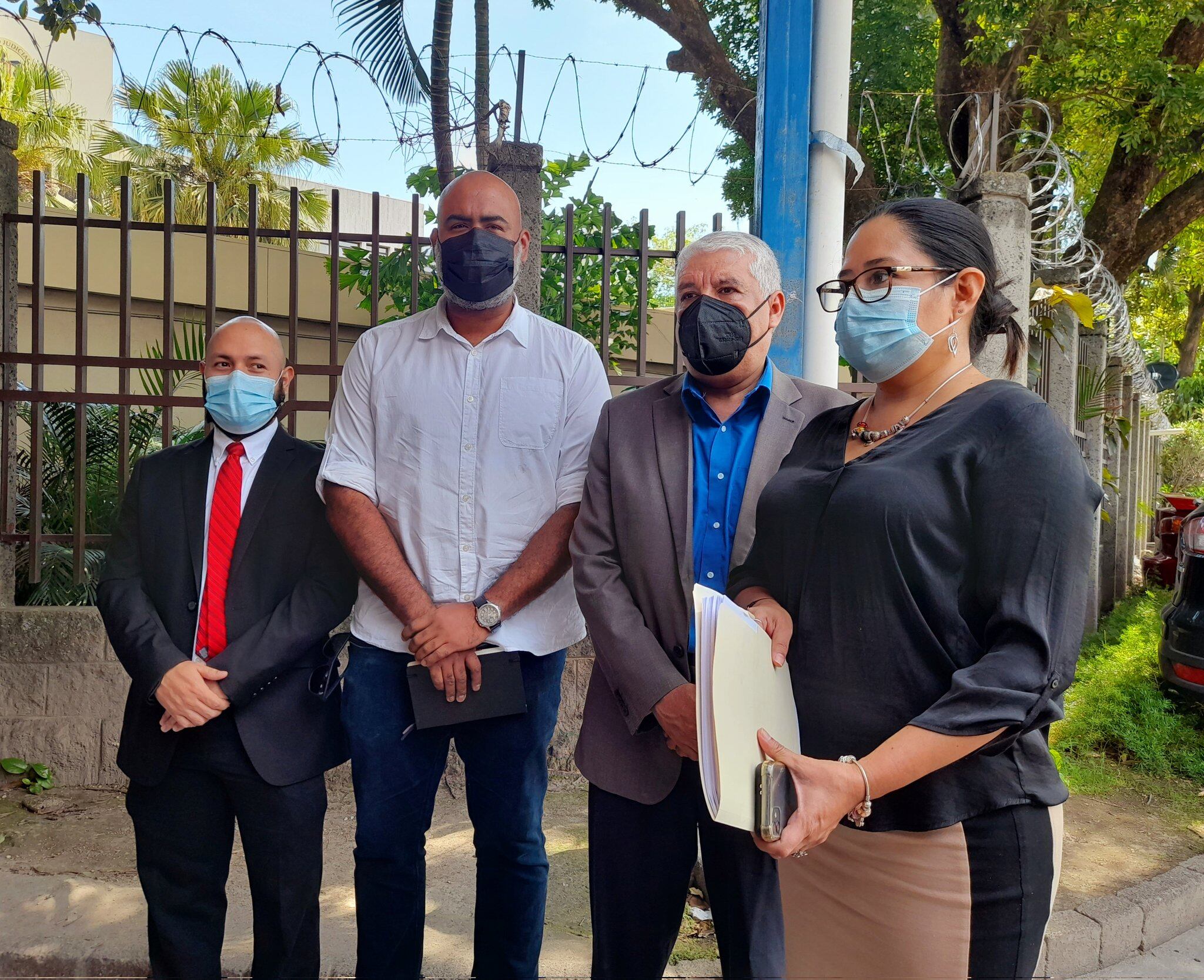 Los dirigentes y abogados de la asociación de periodistas de El Salvador