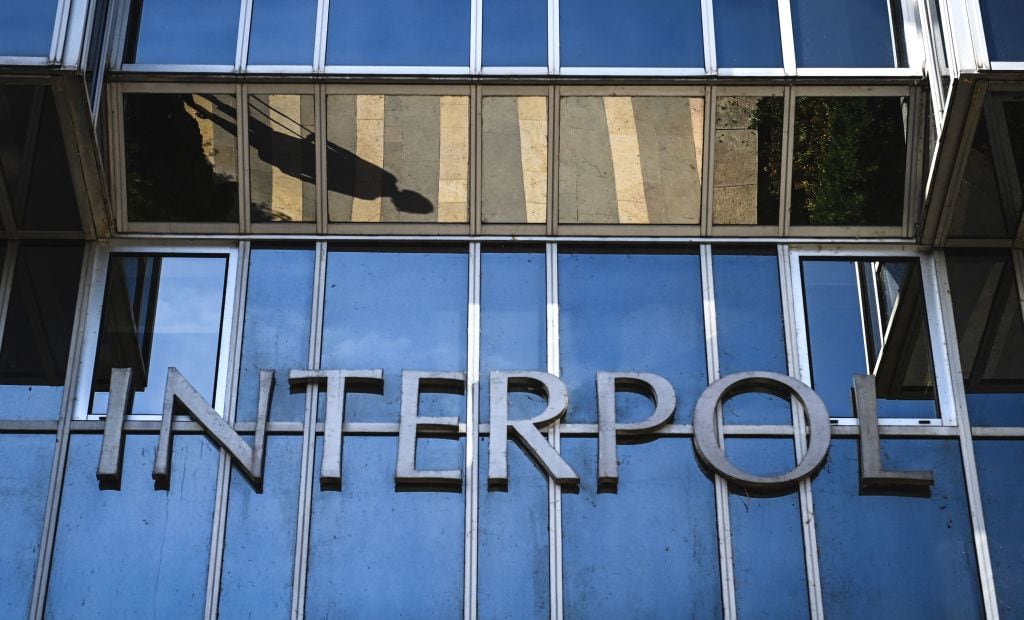 El acceso al cuartel general de la Interpol ubicado en la ciudad de París en Francia
