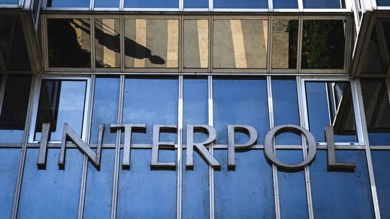 El acceso al cuartel general de la Interpol ubicado en la ciudad de París en Francia