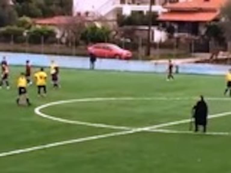 Insólito: Anciana se atravesó en pleno partido de fútbol